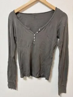 Brandy Melville ヘンリーネック長袖カットソー