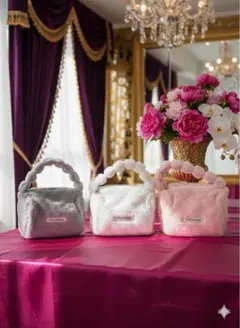 冬の先取り！新品未使用　ふわふわファー手提げバッグ（ホワイト）　メイクポーチ