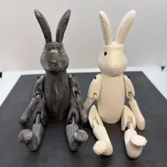 木製ウサギ　フィギュア 黒と白 2体セットのサムネイル