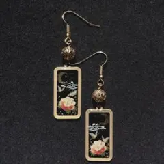 和風　ブラック　三日月に牡丹の花と2匹の蝶　長方形　ピアス