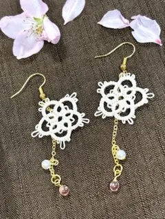 ハンドメイド　タティングレース　桜ピンク　花のレースピアス（ゴールド）