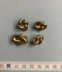 ボタン4個　編み込み