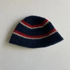 手編みのネイビーと赤の帽子　クラッシャーハット