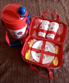 レア　ハローキティ　赤チェックりんご柄　ピクニックセット&ファミリー保冷ボトル