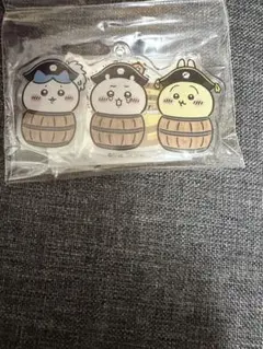 ちいかわアドベンチャー アクスタになるキーホルダー(樽にはまっちゃった)