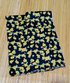 綿の端切れ　布　ハンドメイド　黒地　ヒマワリ
