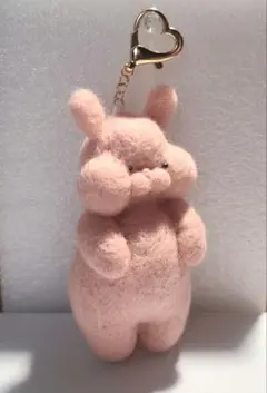 羊毛フェルト作品　うさぎチャーム　うさぎぬいぐるみ