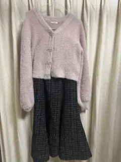 ピンクVネックカーディガンとチェックフレアスカートセット