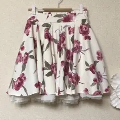 ミルフィーユクローゼットロディスポット　薔薇柄スカート　S 新品14,080円のサムネイル