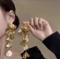 新品✨お花 ゴールドロングピアス　金色　結婚式ウェディングブライダル小物前撮り