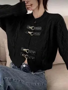 黒いケーブル編みクロップドニット