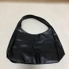 黒の合成皮革ショルダーバッグ