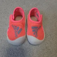 adidas ピンク スリッポン