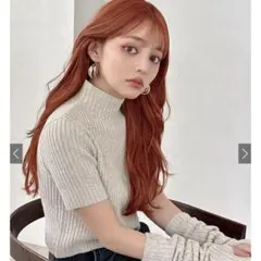 アームウォーマー付きモックネックリブニットトップス