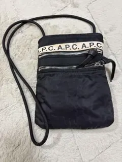 A.P.C. ショルダーバッグ サコッシュ ネックポーチ ロゴ ブラックのサムネイル