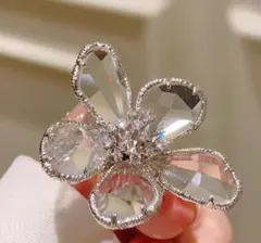 クリスタル 花形 ブローチ