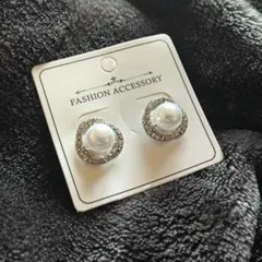 パールとストーンのスタッドピアス