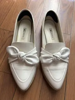 DIANA ホワイト フラットシューズ リボン付き