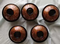 青森県の伝統工芸品である津軽塗（つがるぬり）の蓋付き椀です