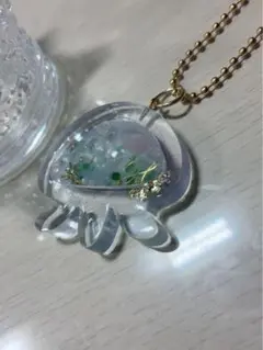 淡いクラゲ型オイルシェイカー