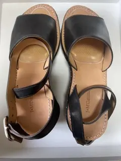 スタッズ付きブラックウェッジサンダル