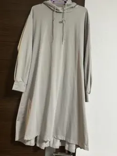 ベージュ フード付き Aライン パーカー　ワンピース