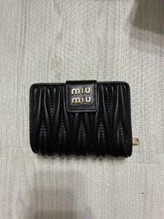 【美品】MIU MIU マテラッセ 二つ折り財布 ブラック 海外ノベルティのサムネイル