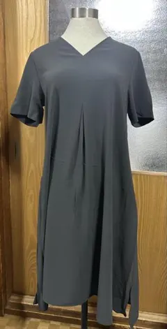 新品未使用品　UNIQLOクレープVネックワンピース　Gray