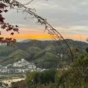 つ