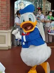 てる