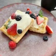 いちごワッフルの画像