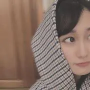 で
