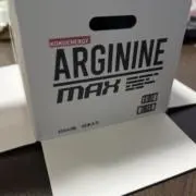 セイアが入ったダンボールの画像