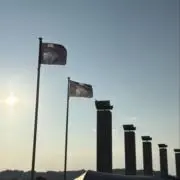 てる