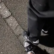 やん
