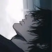 ８５