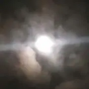 何かしらのモンスターボールにも見える月の画像