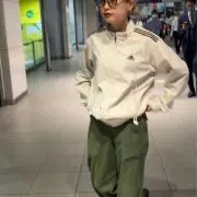 マ