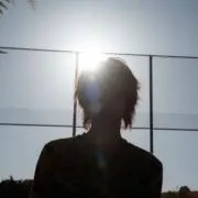 や