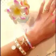 てる