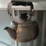 飛ぶやかんの画像