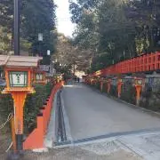 なり