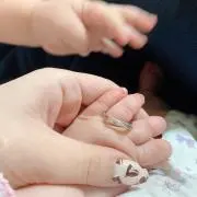 や