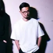 けん