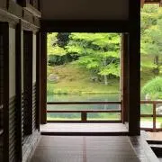 華