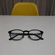 黒縁メガネの画像