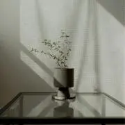 てる
