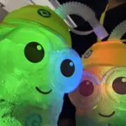 けん