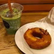 抹茶とドーナツの画像