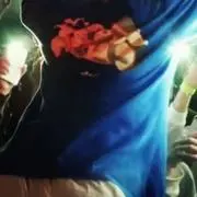 てる